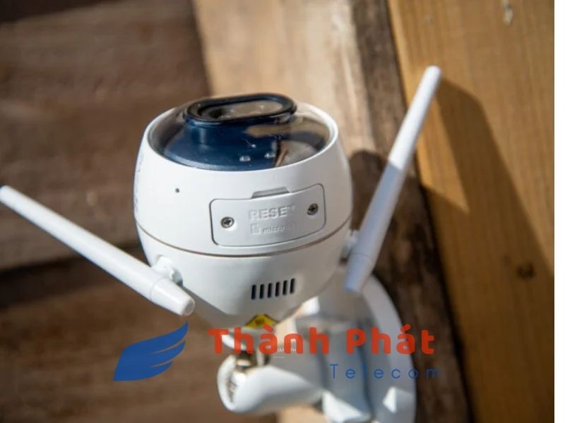 Thiết kế mặt dưới camera Ezviz C3X Thiết kế mặt dưới camera Ezviz C3X